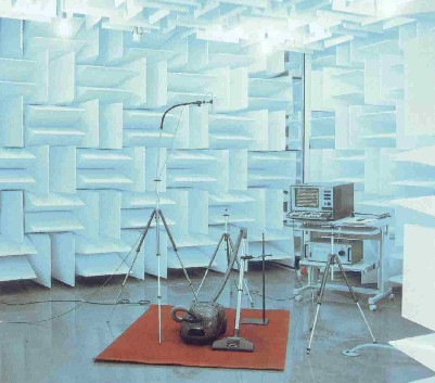 Cuñas de espuma absorbentes de ruído aéreo empleadas en salas anecoicas ó semianecoicas de ensayos y mediciones de ruído.