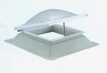 Claraboya de apertura manual mediante una manivela tipo toldo. Apropiada para ventilación. Apertura máxima de 30 cm.