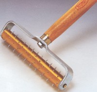 Rodillo punzonador para hacer más fácil el curvado de paneles de yeso laminado.