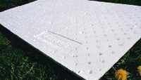 Placa drenante perforada de poliestinero expandido para cubiertas ajardinadas, empleada como capa ligera de drenaje.
