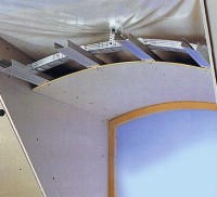 Techniform. Panel de yeso laminado standard revestido a ambas caras con lámina de cartón. Se emplea para la construcción de tabique, techos y paredes en forma de curva. Se utiliza superponiendo dos placas. Espesor: 6,5 mm x 2500 x 900 mm.