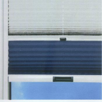 Cortina Duo. La más completa de la gama. Combina en el mismo marco dos cortinas, una tela superior plisada de oscurecimiento total (98%) y una tela inferior plisada de protección solar, permitiendo elegir el grado de luz deseado. Suministro premontado.